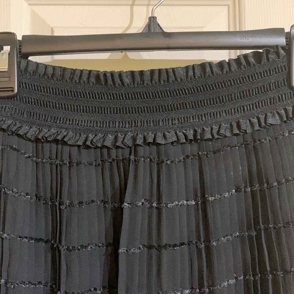 Black skirt. Pleated. Lace at the bottom of the front. Size M. - Picture 6 of 12